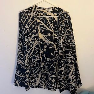 100% silk Avaleigh top! 🖤🤍